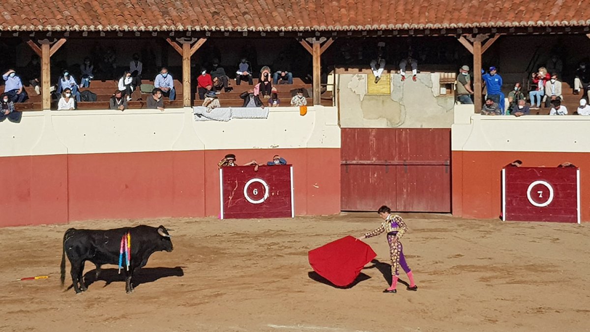 Imagen de la corrida de toros celebrada ayer en Huerta de Rey. ECB
