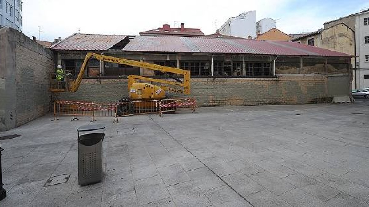 La demolición de la nave del antiguo garaje se iniciaron esta semana.-ISRAEL L. MURILLO