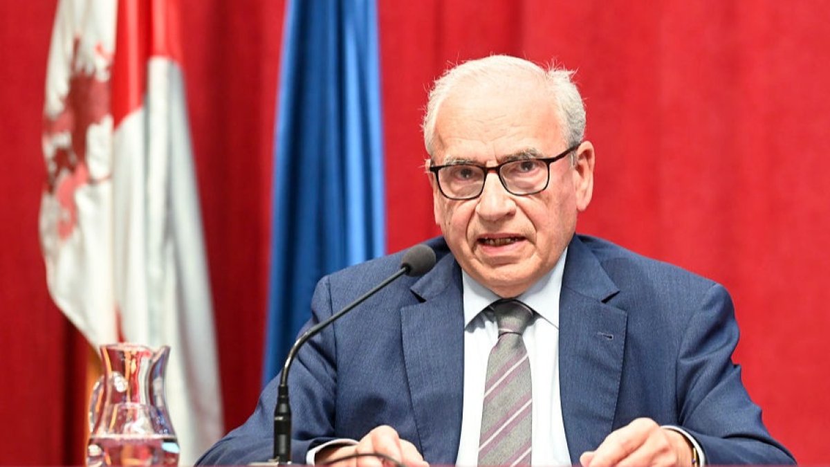 El exvicepresidente del Gobierno, Alfonso Guerra, en la Cátedra Monarquía Parlamentaria de la UBU. SANTI OTERO