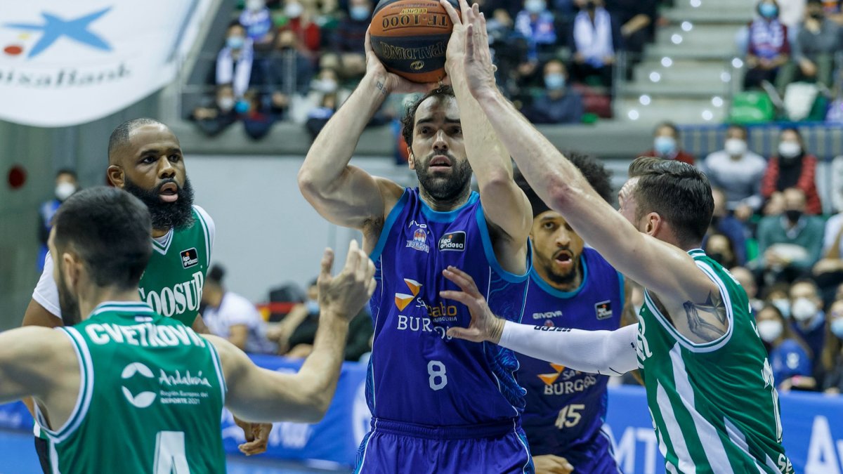 Benite busca posición de lanzamiento rodeado de jugadores del Betis. SANTI OTERO