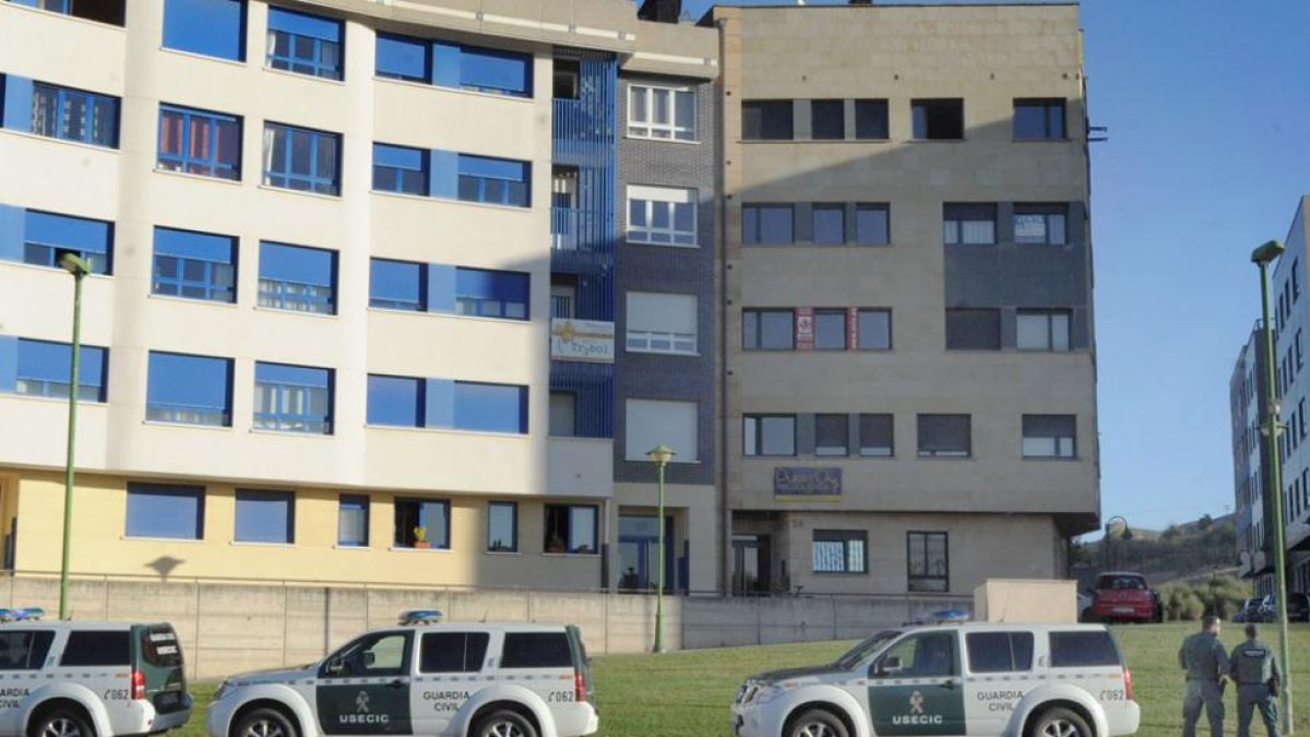 Agentes de la Usecic vigilan uno de los accesos a la zona en la que se estaba desarrollando la operación.-ISRAEL L. MURILLO