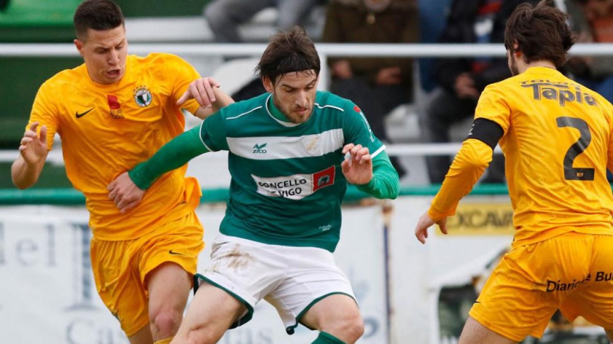 José FRan y Andrés presionan a un rival durante el choque de ayer en O Vao.-FARO DE VIGO