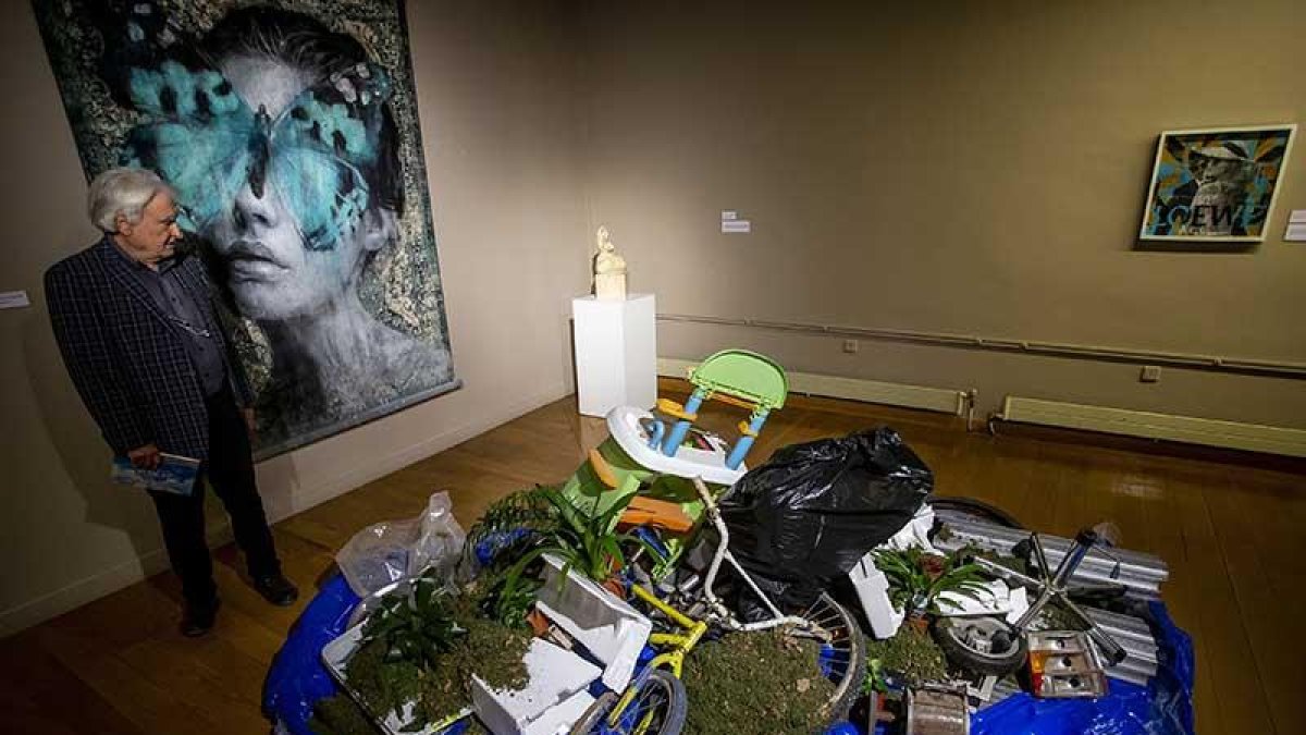 Un visitante observa una de las creaciones en la sala de exposiciones del Arco de Santa María.-SANTI OTERO