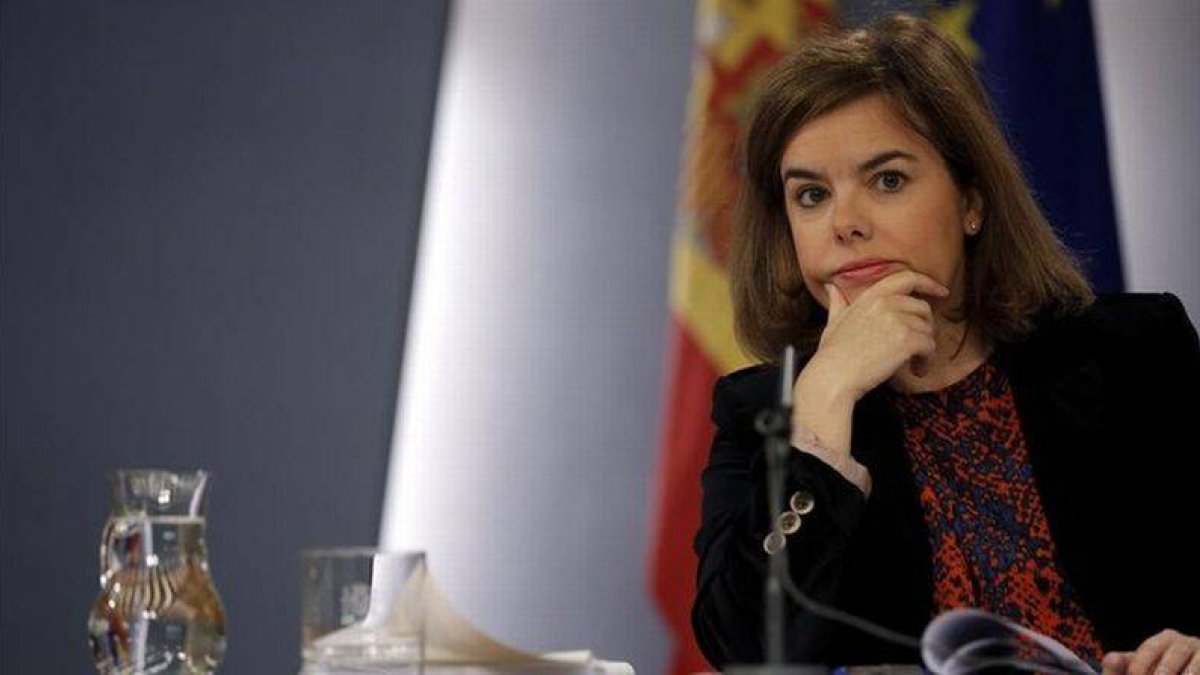 La vicepresidenta del Gobierno, Soraya Sáenz de Santamaría, en la rueda de prensa posterior al Consejo de Ministros.-Foto: JOSÉ LUIS ROCA