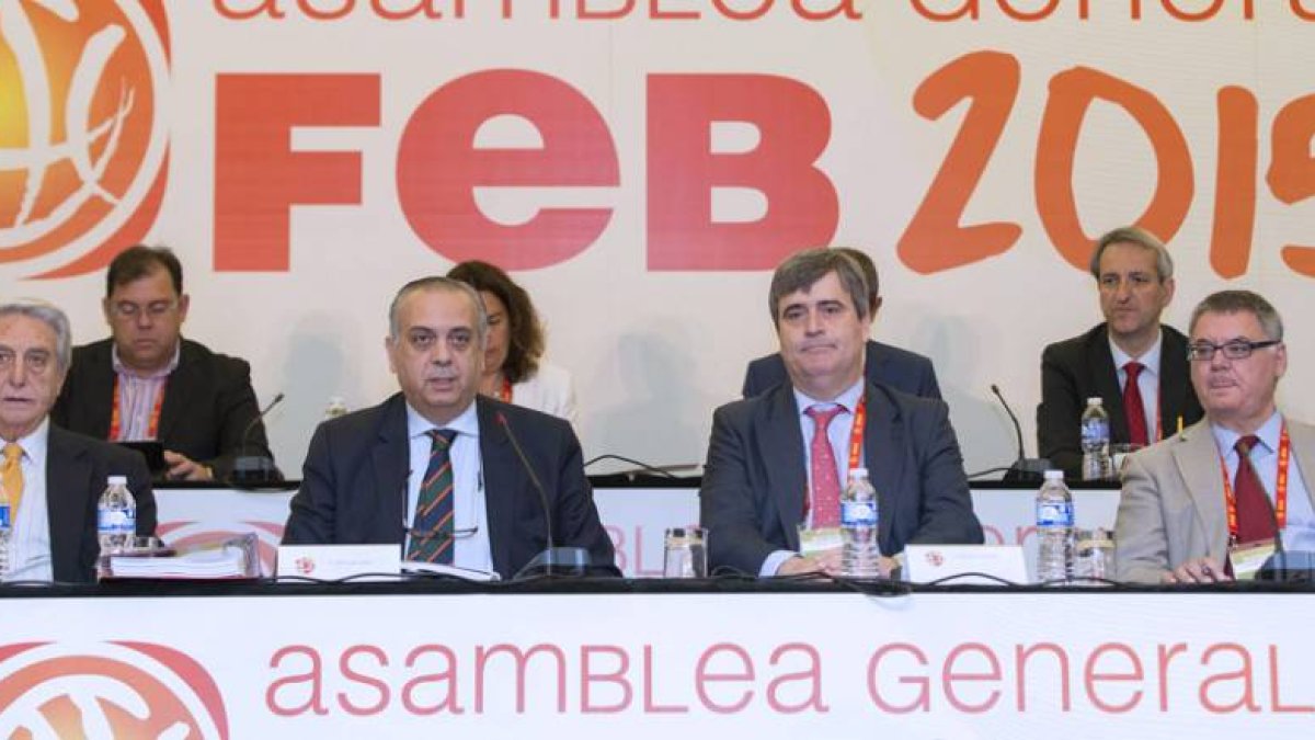 José Luis Sáez (FEB), MiguelCardenal (CSD) yFranciscoRoca (ACB), ayer, durante la Asamblea General de laFederación Española.-FEB