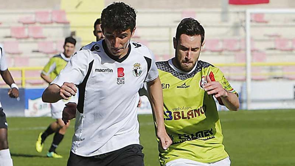 Galder Cerrajería avanza con el balón durante un partido con la camiseta del Burgos CF.-SANTI OTERO