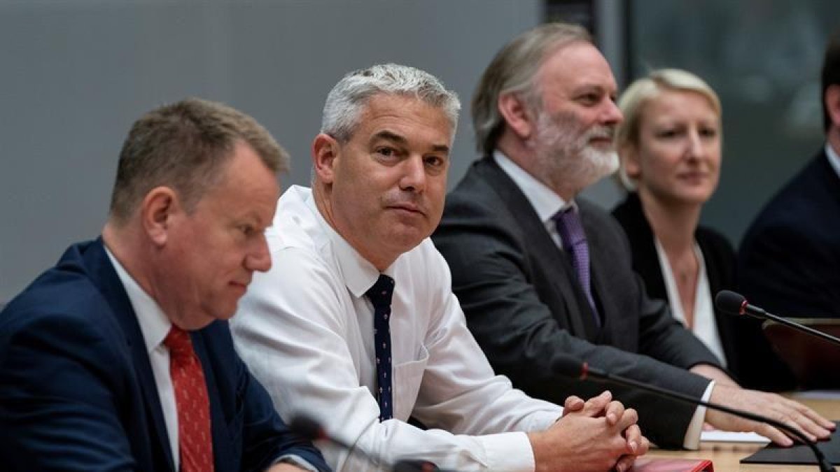 El secretario de Estado británico para el 'brexit', Stephen Barclay (segundo por la izquierda).-EFE