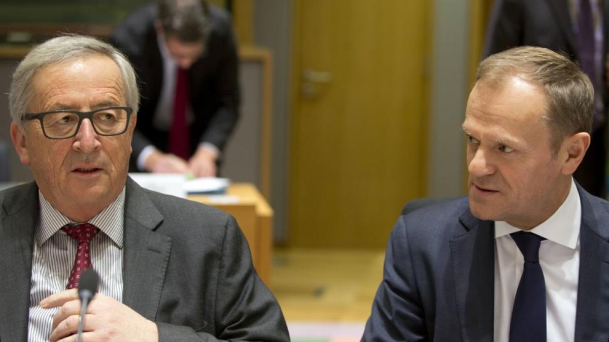 El presidente de la Comisión Europea, Jean-Claude Juncker, y el presidente del Consejo Europeo, Donald Tusk (a la derecha).-AP