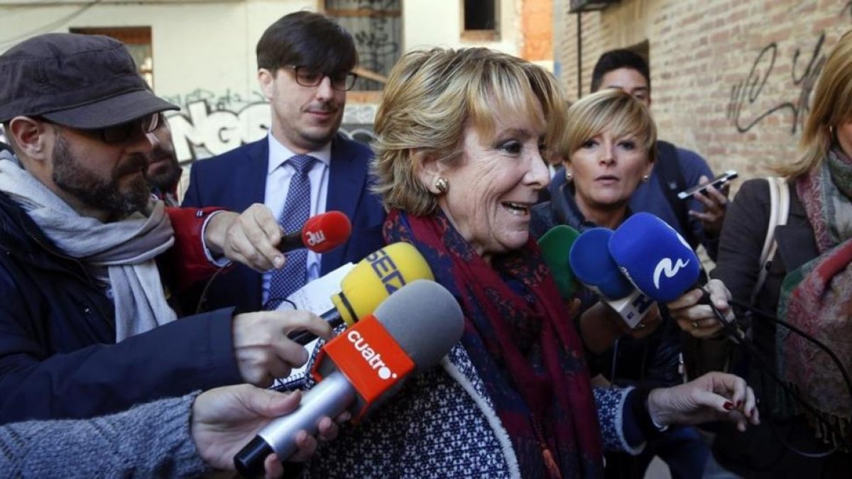 La portavoz del PP en el Ayuntamiento de Madrid, Esperanza Aguirre, a su llegada a la conferencia sobre el populismo, en Valencia.-EFE / KAI FORSTERLING