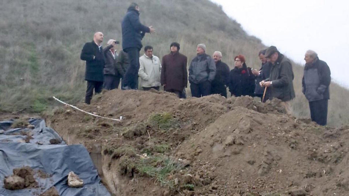 Un grupo de visitantes contempla las excavaciones que se han realizado en la Mota de los Judíos.-ECB
