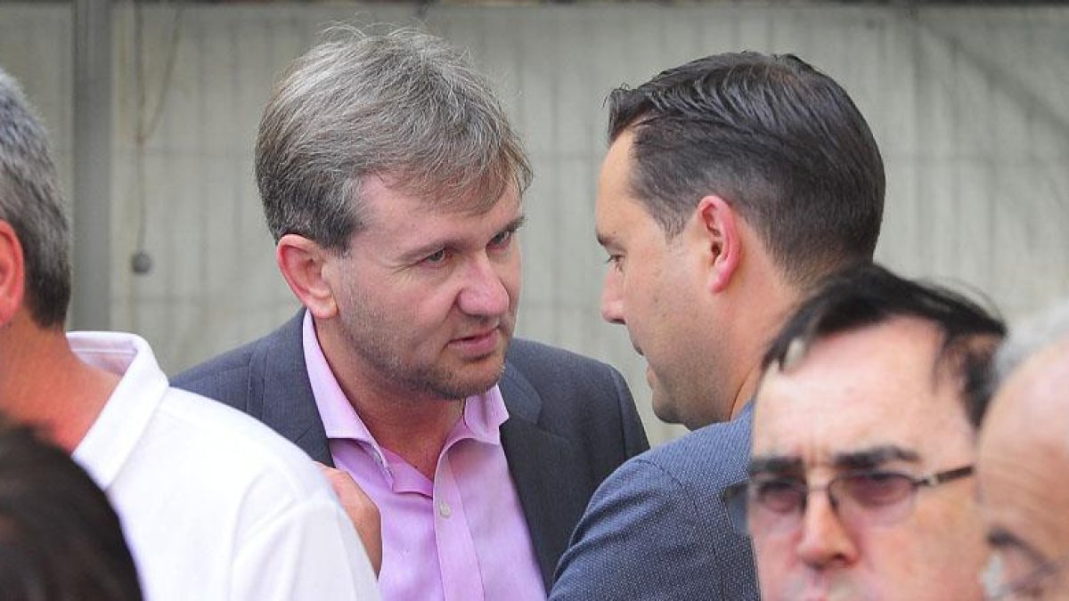 Ni Javier Lacalle ni Daniel de la Rosa serán alcaldes de Burgos para los próximos cuatro años. Ayer compartían confidencias en un aparte durante la apertura de la Feria del Mimbre.-ISRAEL L. MURILLO