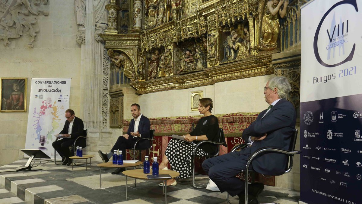 De izquierda a derecha, el moderador Iñaki Gaztelumendi (Verne Tourism Experts), Miguel Sanz (Turespaña), Alessandra Priante (OMT), y Carlos Garrido (CEAV), en la capilla de los Condestables. R.G.O.