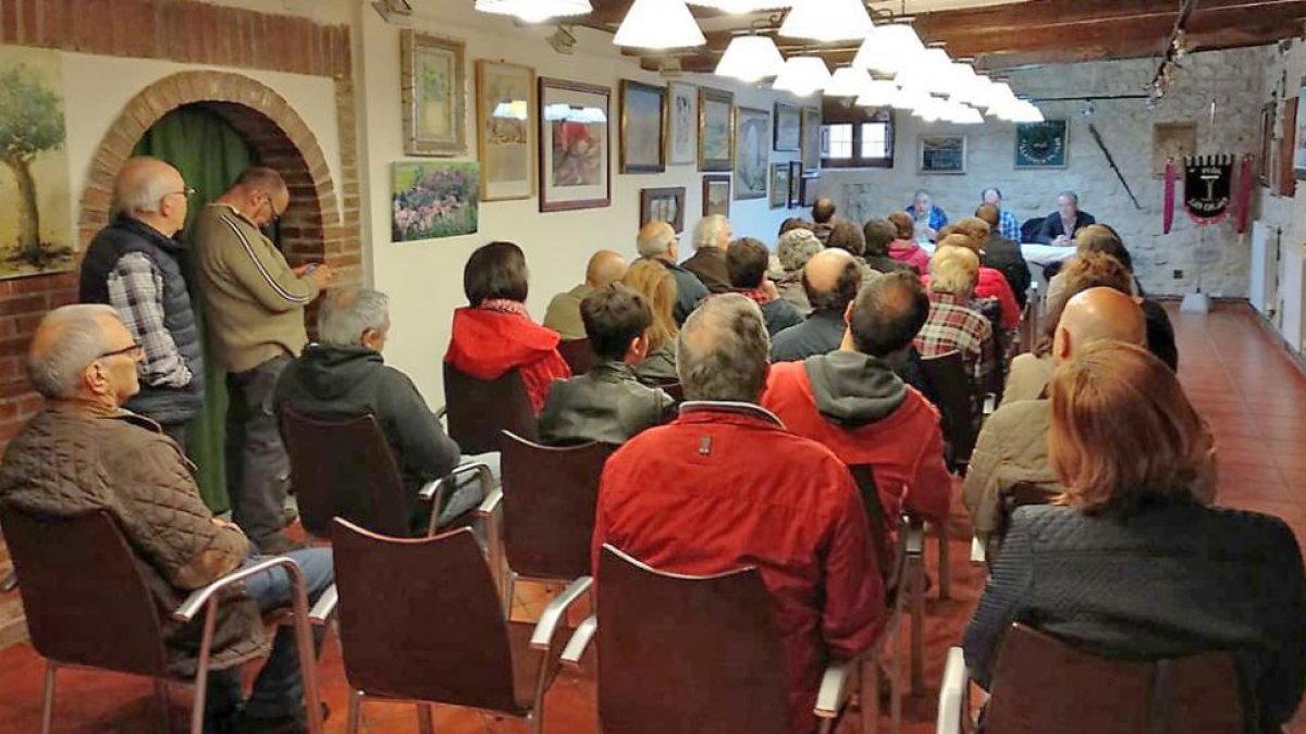 En la charla del jueves asociaciones, particulares, hosteleros y comerciantes pusieron en común sus propuestas.-ECB