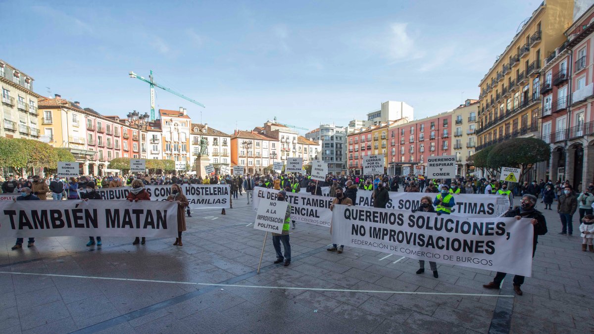 La concentración de los sectores más afectados por la crisis del Covid-19 ha reunido a más de medio millar de personas en la Plaza Mayor. RAÚL G. OCHOA