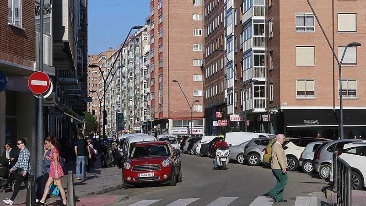 Una de las calles en las que propone actuar el PSOE, Arzobispo Pérez Platero.-RAÚL G. OCHOA
