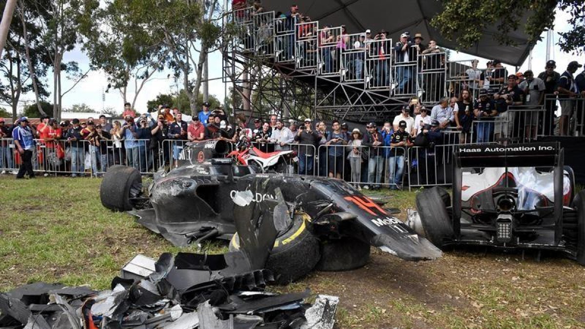 Miembros del servicio de seguridad acumulan los restos de los coches del español Fernando Alonso (izda) y el mexicano Esteban Gutiérrez (dcha) tras su accidente en el Gran Premio de Australia de Fórmula Uno. EFE Alonso y Gutiérrez fuera, tras un espectac-EFE