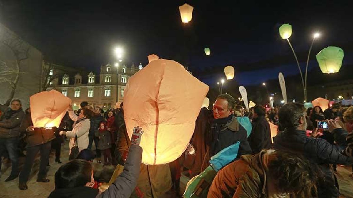 Imagen de una suelta de farolillos en el paseo de la Sierra de Atapuerca.