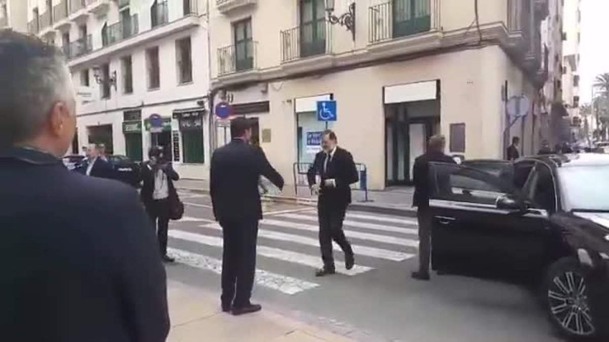 Pitada a Rajoy en Alicante.-/ PERIODICO