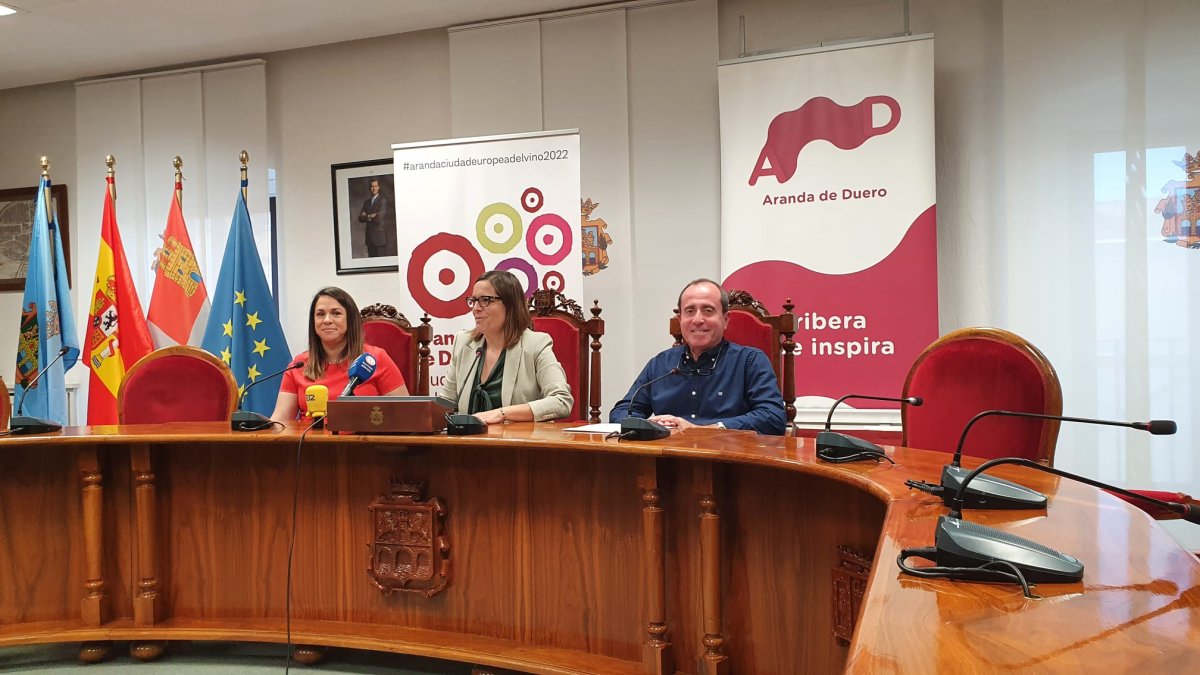 De izquierda a derecha, Yasmina Martínez, jefa de estudios del colegio San Gabriel; Juan Carlos Prieto, jefe del área de Investigación Agrícola del ITACYL y la concejala de Promoción, Olga Maderuelo