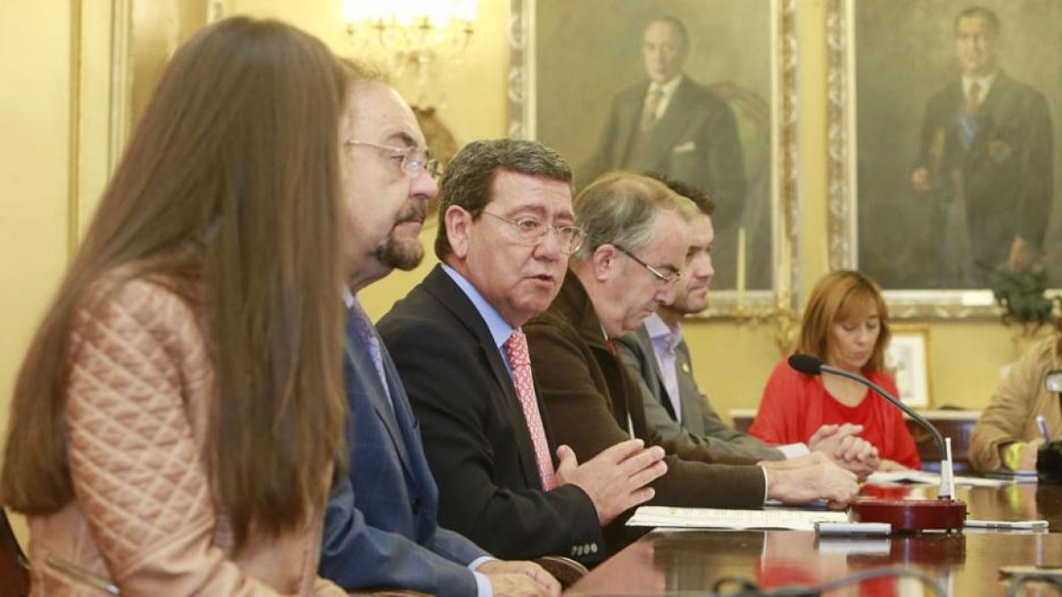 César Rico, en el centro, explicó ayer los detalles de este nuevo programa europeo vinculado al Erasmus+.-R.O.