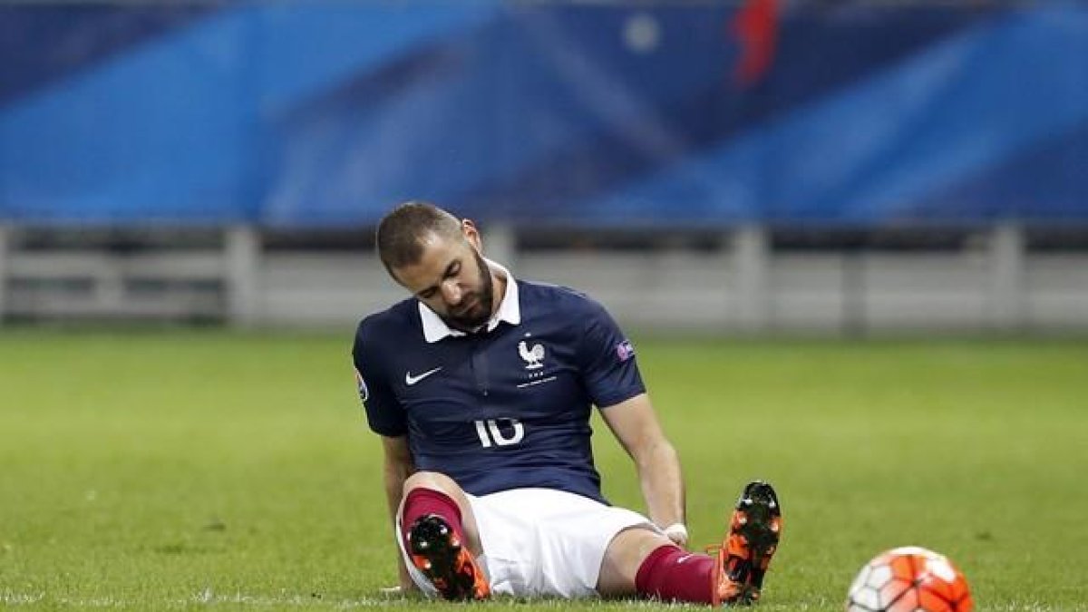 Benzema, tras sufrir una entrada en el amistoso de Francia ante Armenia, este jueves.-AFP / VALERY HACHE