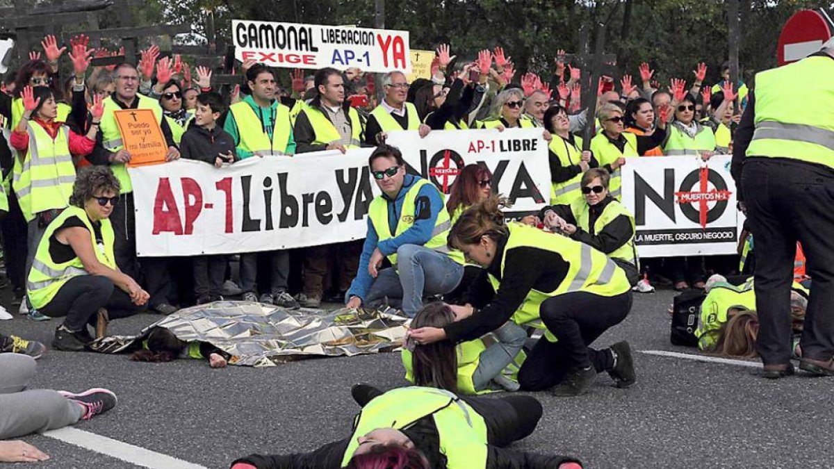 Miembros de la plataforma se tumban sobre la calzada.-G. González