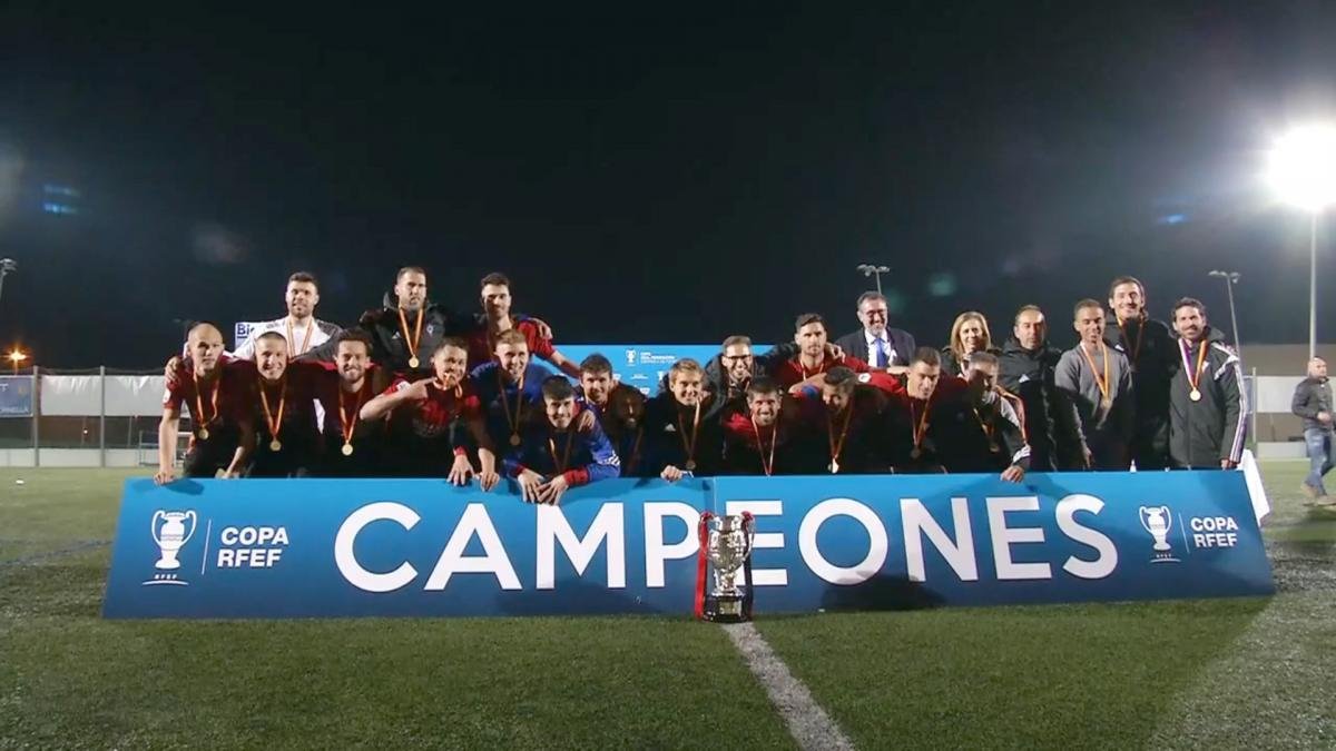 Los integrantes del CD Mirandés posan tras el partido con el trofeo de la Copa Federación.-FOOTTERS