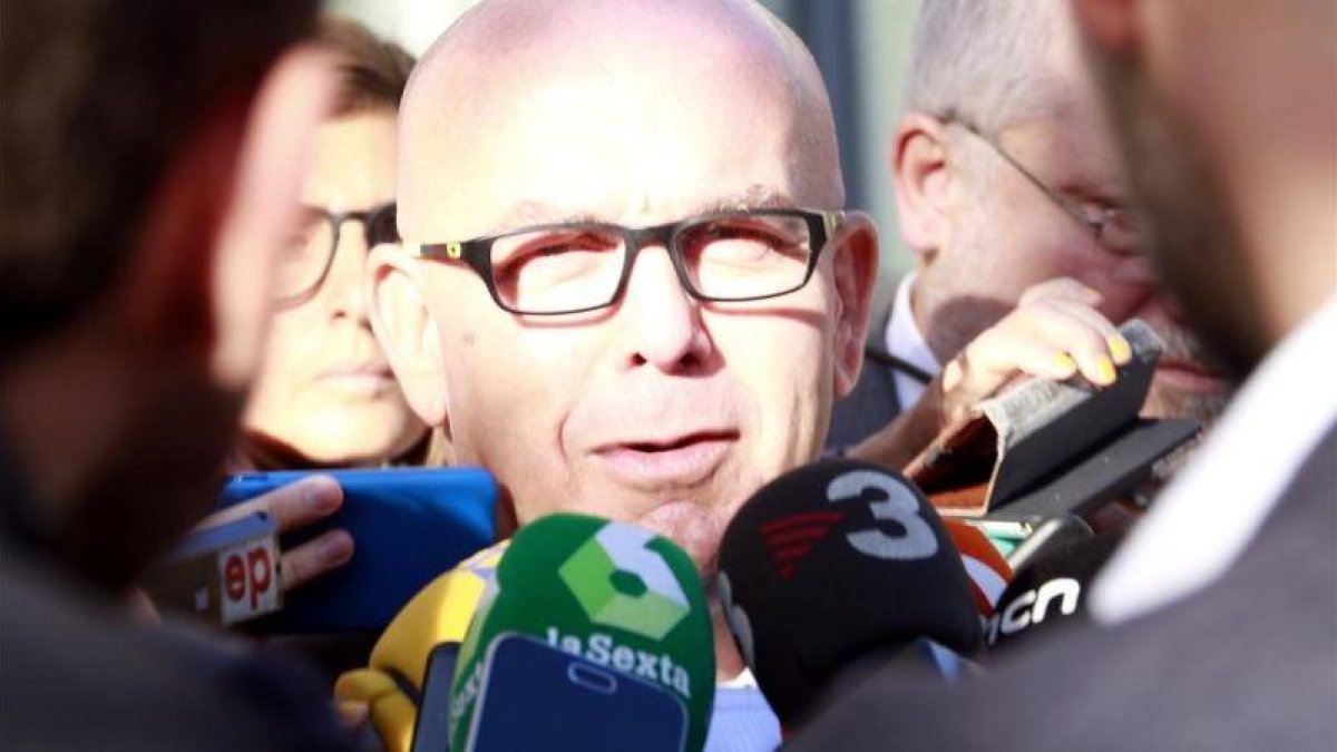 El abogado de Carles Puigdemont, Gonzalo Boye, atiende a los medios de comunicación frente a los juzgados de Bruselas.-LAURA FIGULS (ACN)