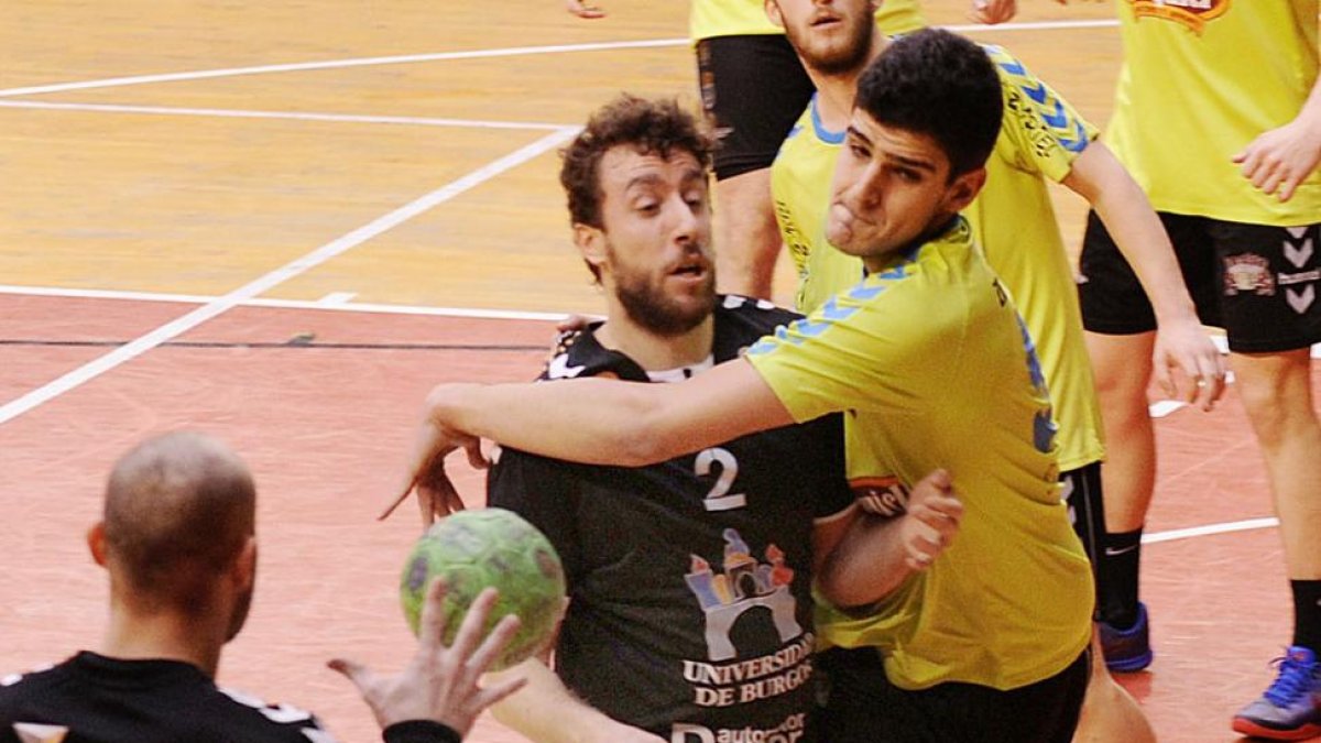 Gutiérrez pasa el balón a Barcenilla en el choque de ayer.-MARÍA GONZÁLEZ / BM BURGOS