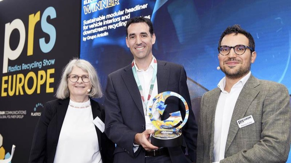 Enrique Fernández, director de Ingeniería Avanzada de la Unidad de Negocio de Techos de Grupo Antolin, recibe el premio. ECB