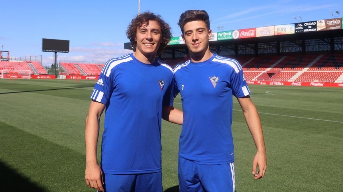 Javi Serrano, izquierda, posa en su primer entrenamiento en Anduva. TWITTER / @CDMIRANDES