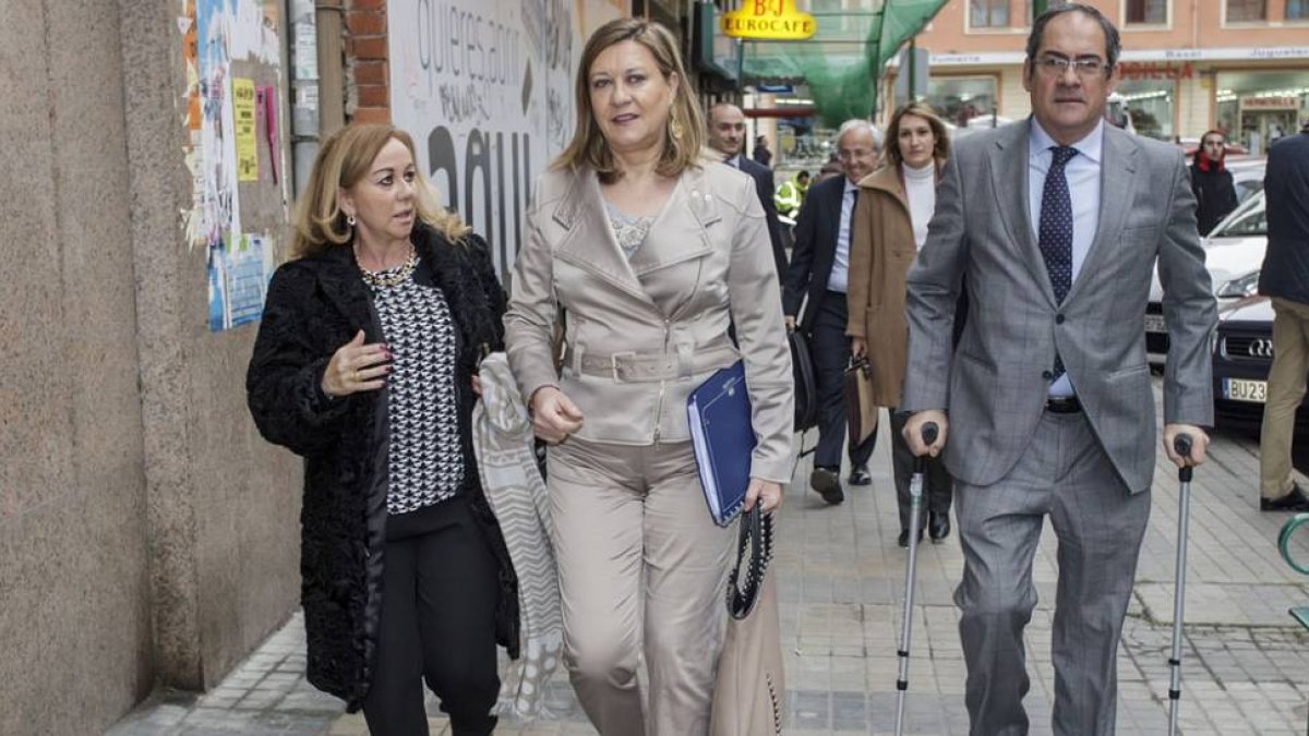La Consejera de Hacienda de la Junta, Pilar del Olmo (en el centro), antes de presentar oficialmente Orve en Burgos.-S. O.