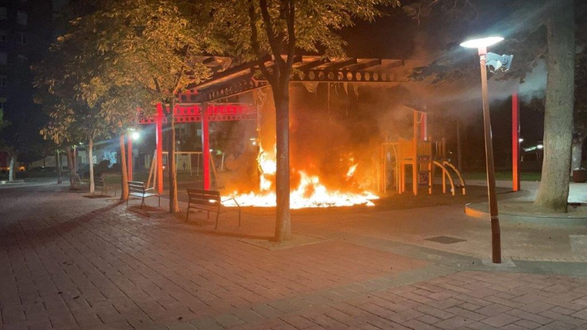 Incendio en el parque de juegos Antonio Machado. ECB