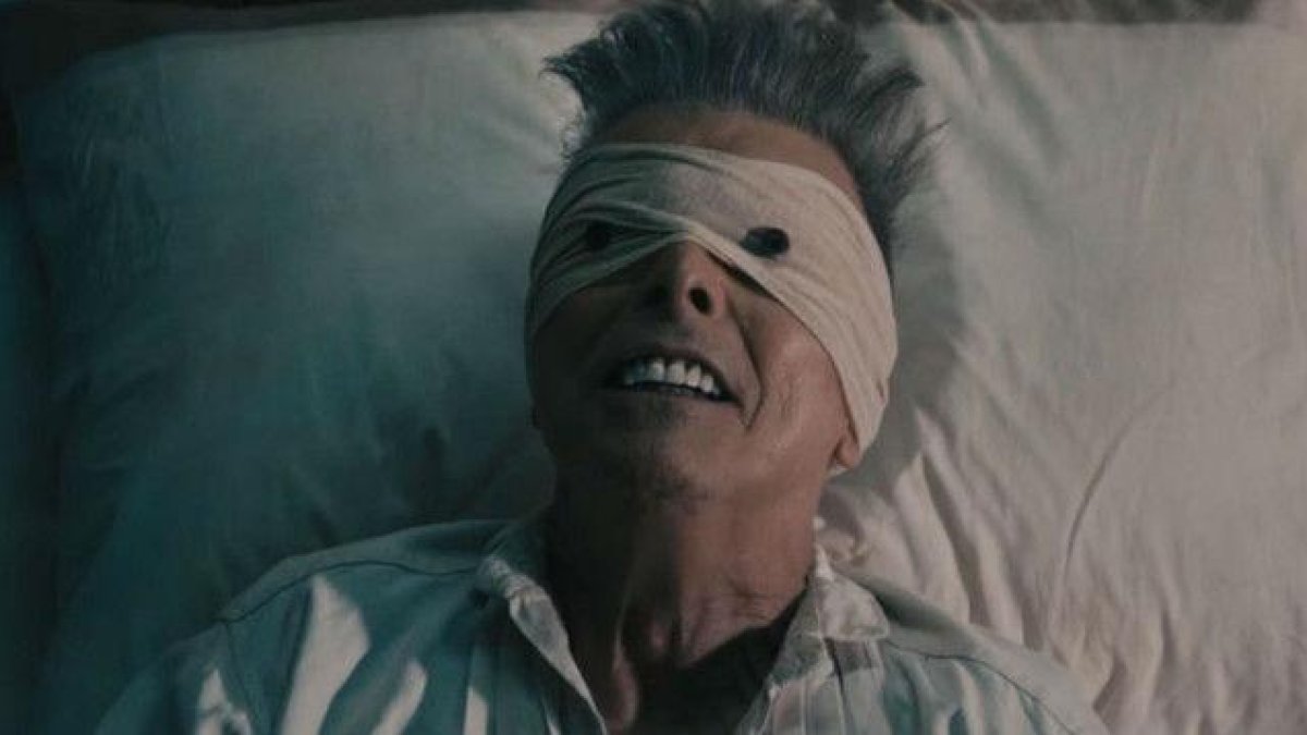 David Bowie, en el videoclip de 'Lazarus'.-