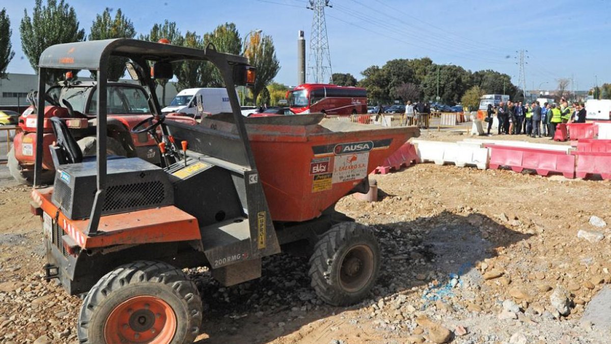 Obras en la calle Alcalde Martín Cobos.-RAÚL G. OCHOA