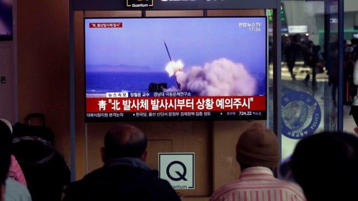 Transmisión del lanzamiento de una serie de proyectiles no identificados desde Corea del Norte.-EFE / EPA