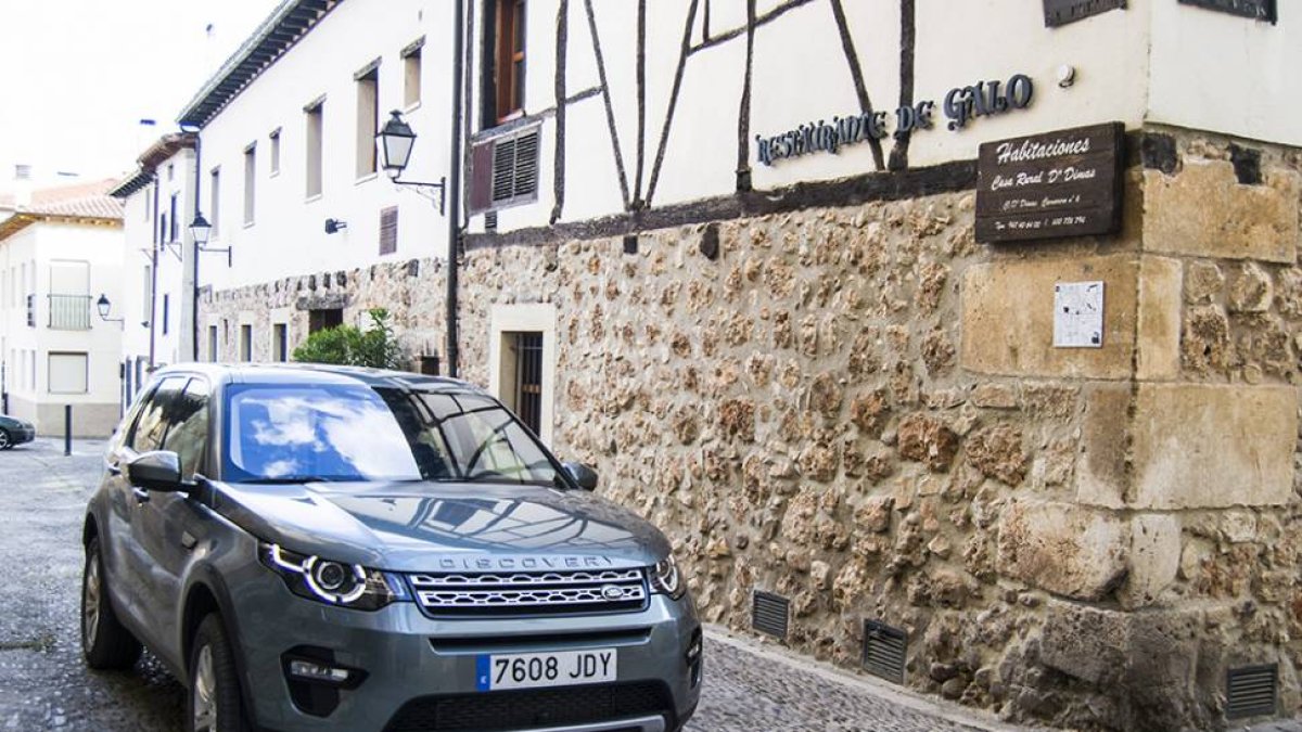 Imagen frontal del Land Rover Discovery Sport 2.2 TD4 HSE, que destaca por su estética.-HÉCTOR FUSTEL