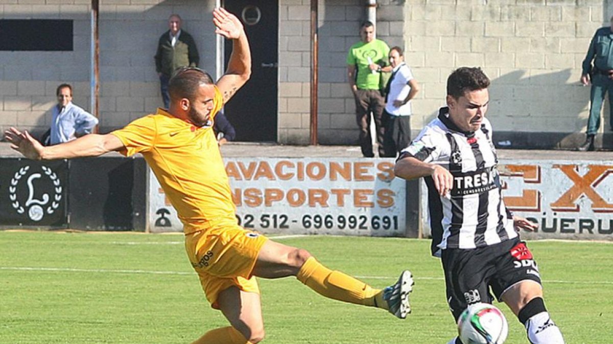 Luis Ángel trata de impedir el despeje de un jugador del Lealtad.-FUTBOLASTURIANO.ES