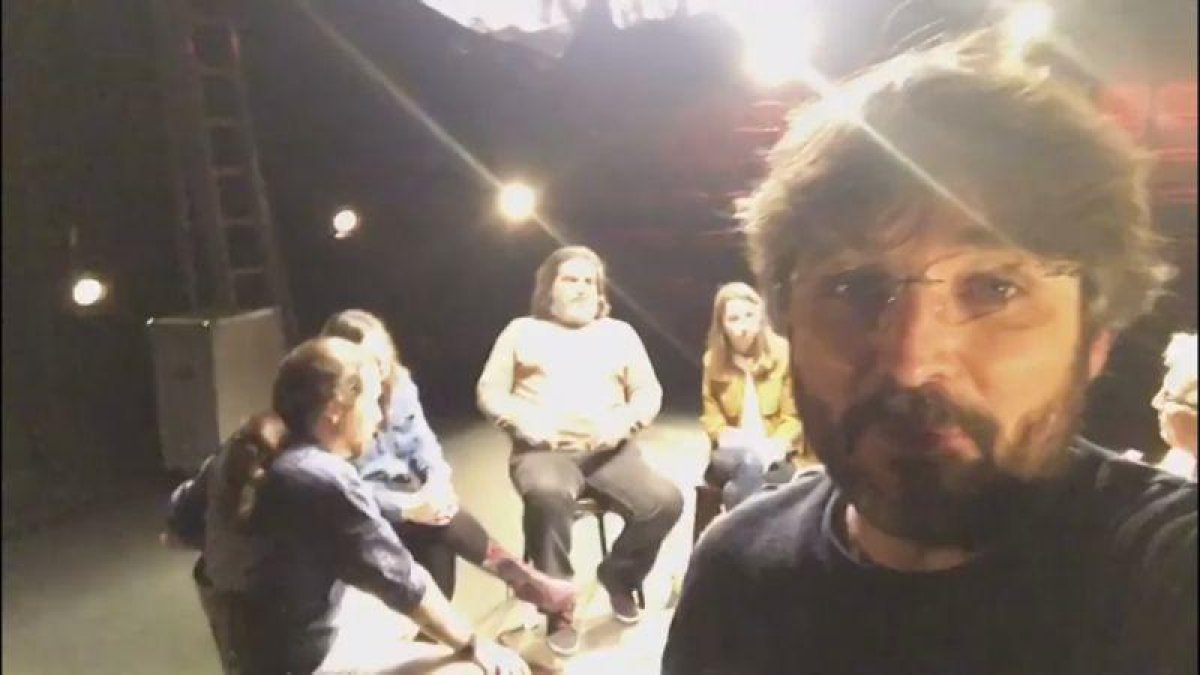 Jordi Évole, durante la grabación del programa 'Salvados' en el que Pablo Iglesias se enfrenta a cinco de sus votantes.-