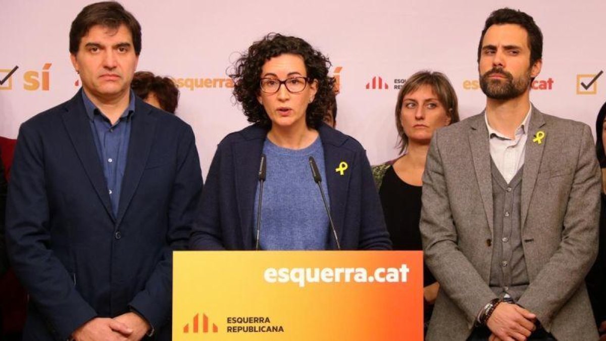 Marta Rovira junto a Sergi Sabria y Roger Torrent.-GEMMA SÀNCHEZ (ACN)