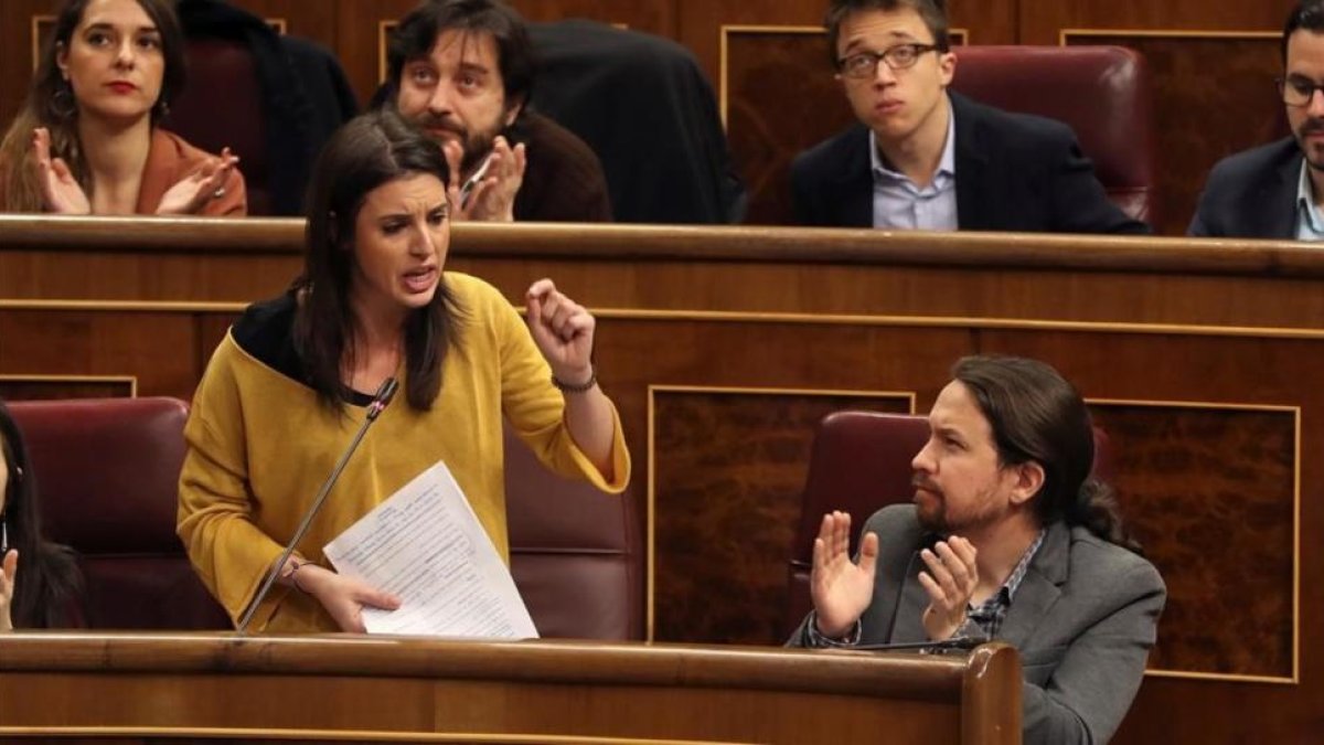 Pablo Iglesias aplaude la intervencion de la portavoz de la formacion Irene Montero durante la sesion de control al Gobierno en el Congreso de los Diputados.-EFE / BALLESTEROS