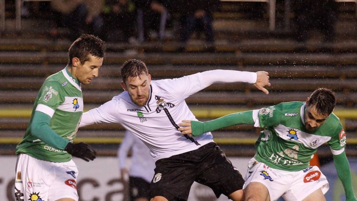 Gabri Gómez en un lance del partido ante el Atlético Astorga.-SANTI OTERO