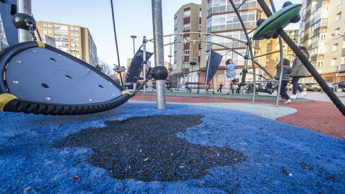 Varios niños juegan en el parque infantil ubicado en la calle Fátima.-ISRAEL L. MURILLO