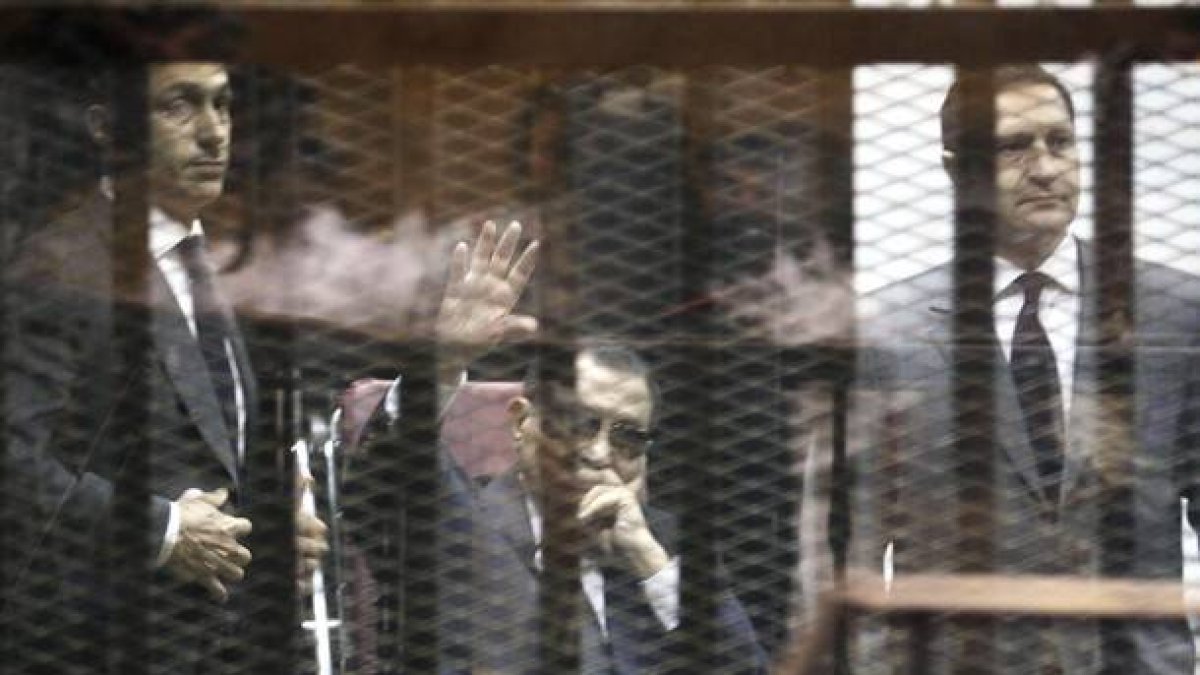 Imagen de archivo fechada el 9 de mayo de 2015 que muestra al expresidente egipcio, Hosni Mubarak (centro), flanqueado por sus hijos durante un juicio en la Academia de Policía de El Cairo (Egipto).-Foto: KHALED ELFIQI / EFE