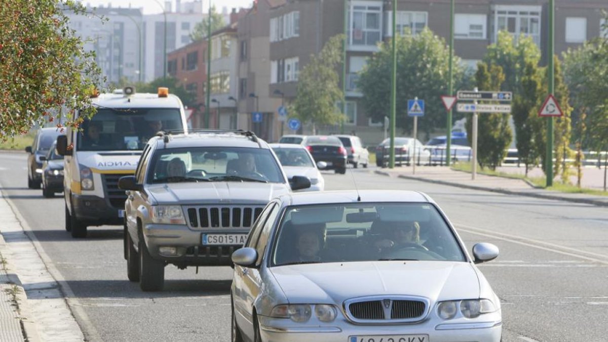 Imagen de turismos circulando por una calle de la capital burgalesa.-ISRAEL L. MURILLO