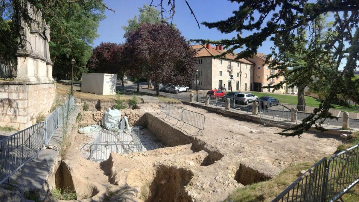 Estado actual de las excavaciones que dirigeFabiola Monzón en las faldas del Castillo.-ISRAEL L. MURILLO