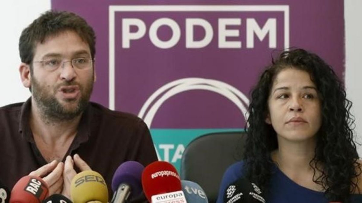 Albano Dante Fachin junto a Ruth Moreta, en la sede de Podem.-EFE/ ANDREU DALMAU