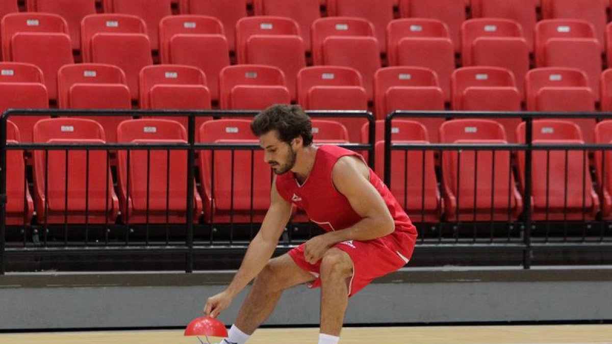 Tomás Bellas, ejercitándose en el entrenamiento vespertino-ÁNGEL DE CASTRO/CHUS MARCHADOR