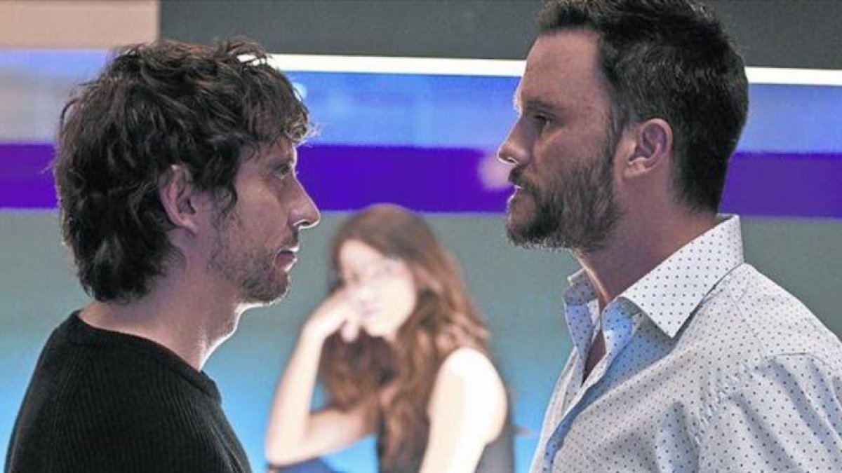 Paco León se encara con Juan Pablo Raba en una escena de ’Siete años’.-NETFLIX
