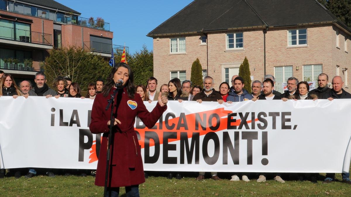 Inés Arrimadas, durante su discurso ante la casa de Carles Puigdemont en Waterloo (Bélgica).-ACN